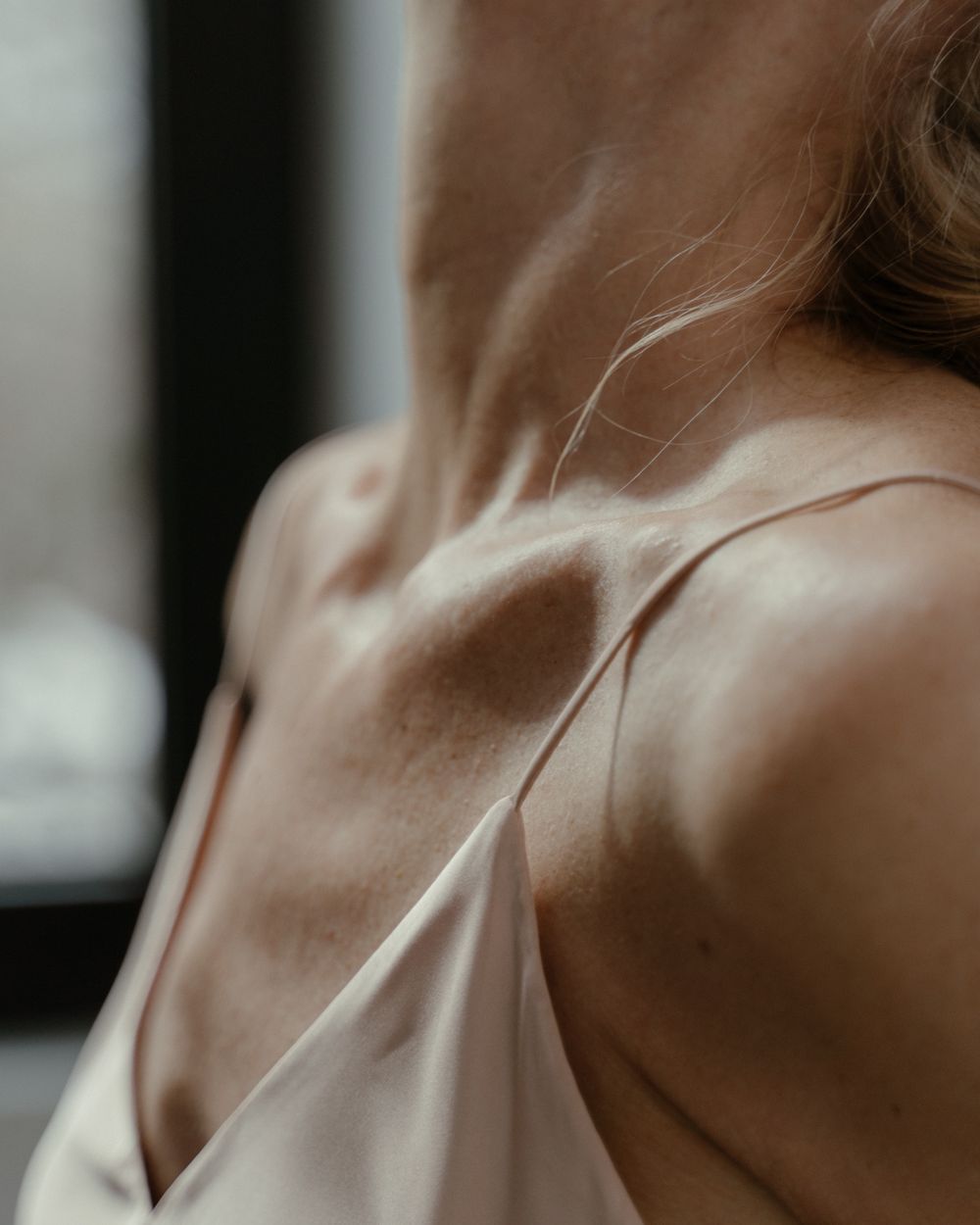Détail d'une épaule et d'une clavicule dans une lumière douce