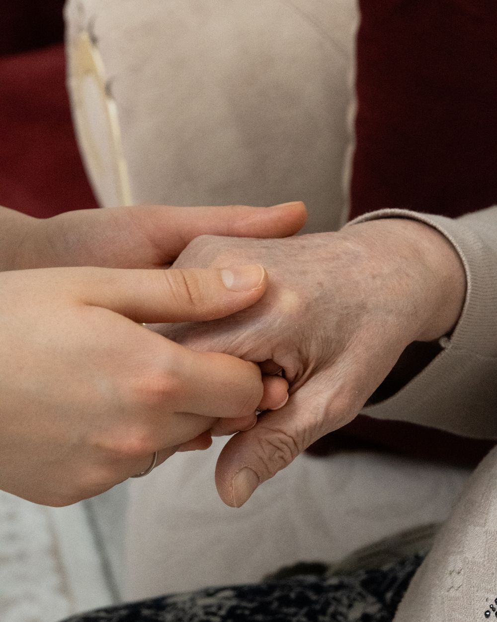 Deux mains qui se tiennent, en signe de soutien